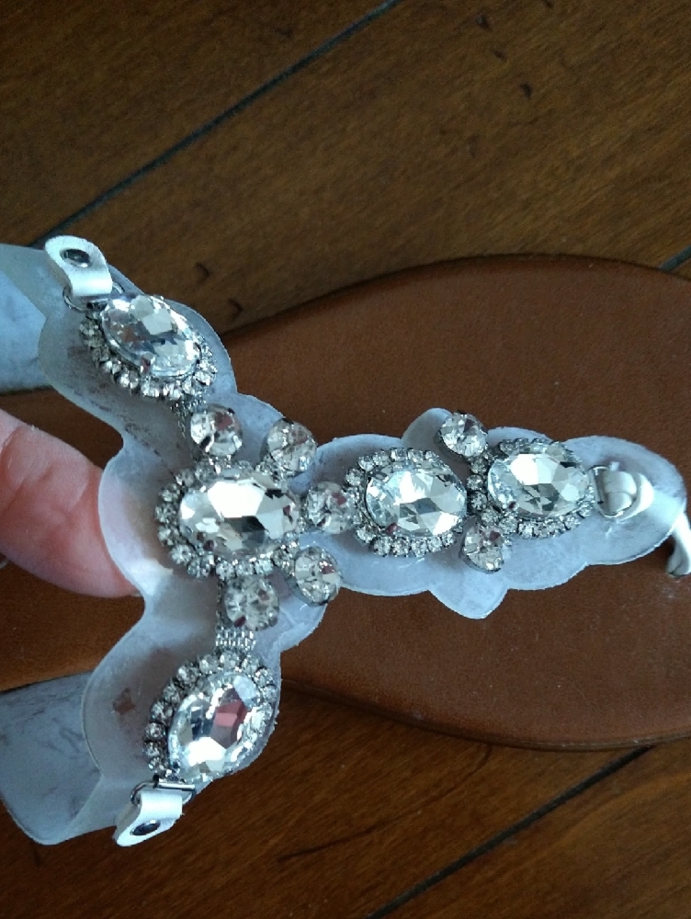 NWT Toscanella Jeweled White T-Strap Sandals - Size 7.5